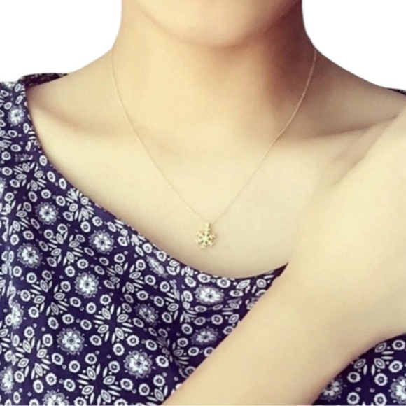 ✨HP✨ Gold Dainty Snowflake Necklace Gift - Picture 1 of 10